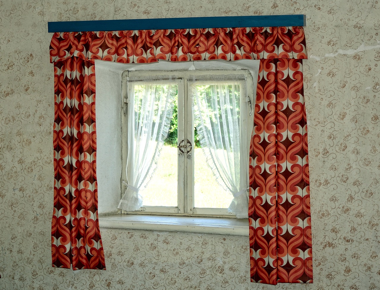 Wooden Curtain Rods: DIY Steps and Ideas